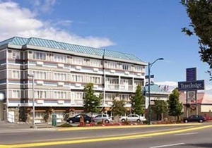Travelodge by Wyndham Victoria Airport Sidney