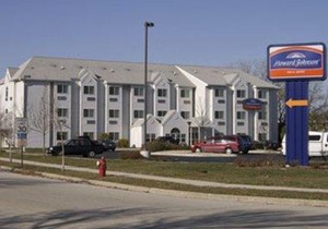 Howard Johnson Hotel & Suites by Wyndham Elk Grove Village