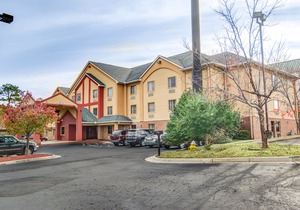 Comfort Inn & Suites Macon North I-75
