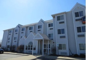 Howard Johnson Hotel & Suites by Wyndham Elk Grove Village