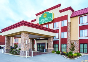 La Quinta Inn & Suites by Wyndham O'Fallon, IL - St. Louis