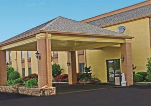 Days Inn & Suites by Wyndham Bloomington/Normal IL