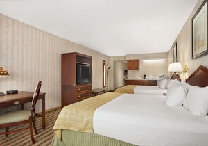Ramada by Wyndham Saginaw Hotel & Suites