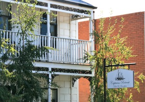 Captain's Retreat Apartments and Cottages