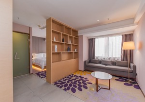 Lavande Hotel (Chongqing Yangjiaping Pedestrian Street Metro Station)