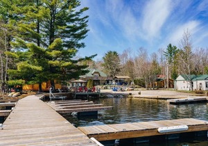 This cottage is a 2 bedroom(s), 1 bathrooms, located in Parry Sound , on.