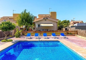 Spacious 4 bed villa, short drive from the beach
