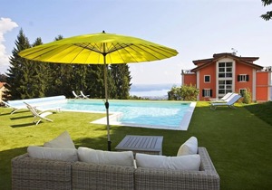 2-bedroom corner apartment in a prestigious villa from 1850 with solar-heated pool