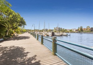 2BR Lovely River Retreat ⛵️Pool💦Wine🍷Gym💪Netflx