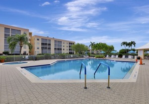 Coastal style condo w/ heated pool, hot tub & brief walk to the beach