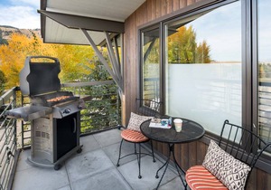 Outpost: King Ridge 6 Penthouse - AC & Hot Tub!