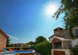 Apartment for up to 5 persons near Porec with shared pool