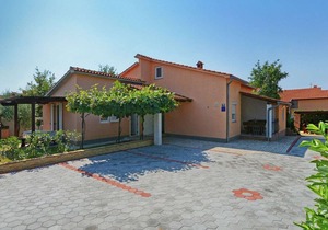 Apartment for up to 5 persons near Porec with shared pool
