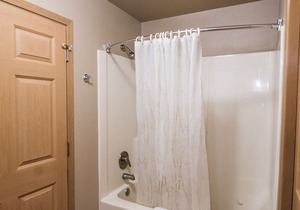 Unit #17 Spacious 3 Bed/3 Bath Condo on Golf Course with Hot tub/ Sauna/ Pool