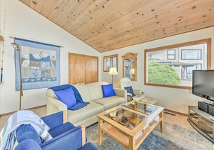Beachfront Whidbey Island Home + Apartment!
