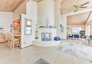 Beachfront Whidbey Island Home + Apartment!