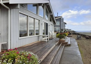 Beachfront Whidbey Island Home + Apartment!