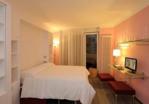 Apt + terrace, balcony, A/C and WiFi, in historic center of Stresa, just by lake