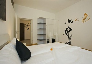 2-bedroom corner apartment in a prestigious villa from 1850 with solar-heated pool