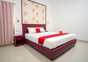 RedDoorz Plus near Pantai Falajawa