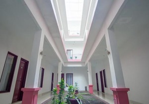 RedDoorz Plus near Pantai Falajawa