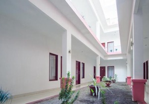 RedDoorz Plus near Pantai Falajawa