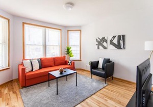 Cozy and Comfy Condo Near Wrigley | Cubs | Logan Square HL1