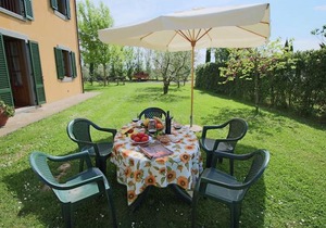 Farmhouse with private terrace, garden and pool, overlooking the town of Cortona