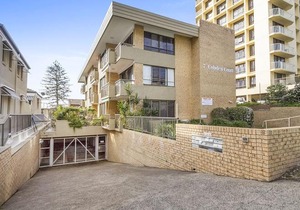 Cobden Court Unit 5 - 2 bedroom unit one street from the beach