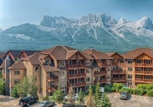 Falcon Crest Lodge by CLIQUE
