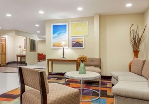 Days Inn & Suites by Wyndham Bloomington Normal IL