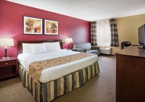 Ramada by Wyndham Bettendorf