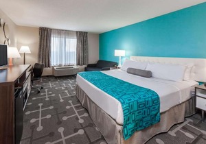 Howard Johnson by Wyndham Romulus Detroit Metro Airport