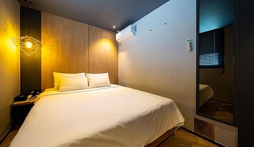 Room (502)