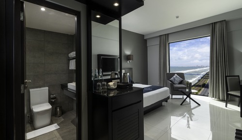 Deluxe Queen Room Partial Sea View