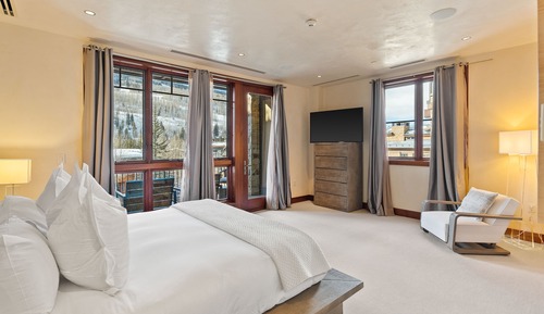 4Bedroom and Den Mountain View Condo