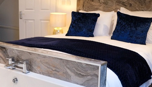 Luxury Cottage, Ensuite, Courtyard View