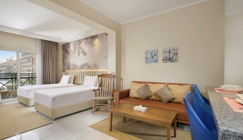 Deluxe Studio, Multiple Beds, Kitchen
