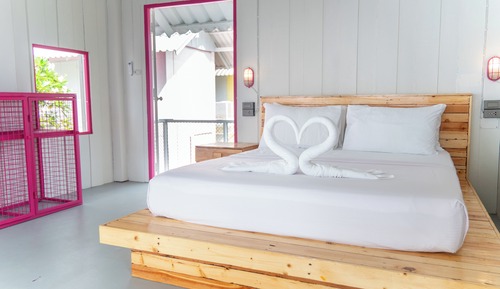 Standard Room, 1 Queen Bed, Private Bathroom, Pool View