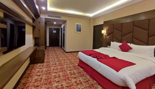 Deluxe Room, 1 King Bed, Valley View