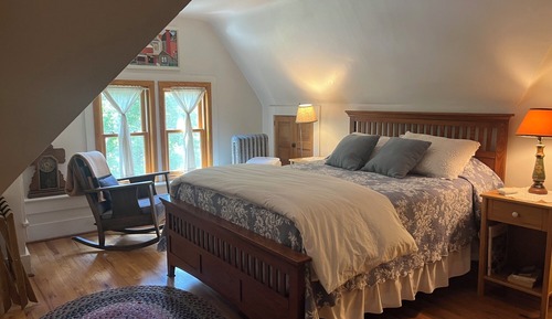 Helen - Deluxe Queen Room w/ Private Bath