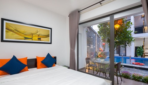 Deluxe Room, 1 Queen Bed, Pool View
