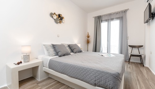 Deluxe Studio Suite, Courtyard View