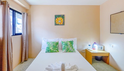 Fan Room with shared bathroom