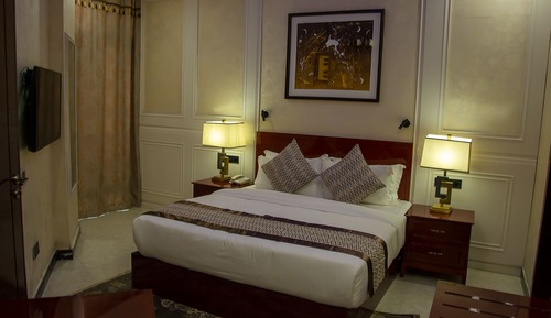 Executive Suite, 1 King Bed, Non Smoking, City View