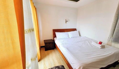 Studio, Balcony