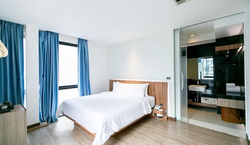 Deluxe Room, Corner