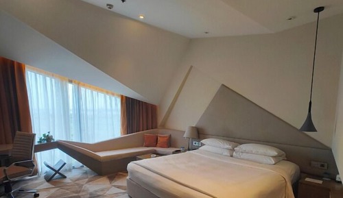 Superior Room, 1 King Bed (Airport View)