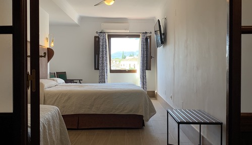 Standard Triple Room (Ventana al Puente Nuevo)