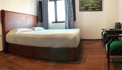 Standard Double Room ( Ventana al Puente Nuevo)